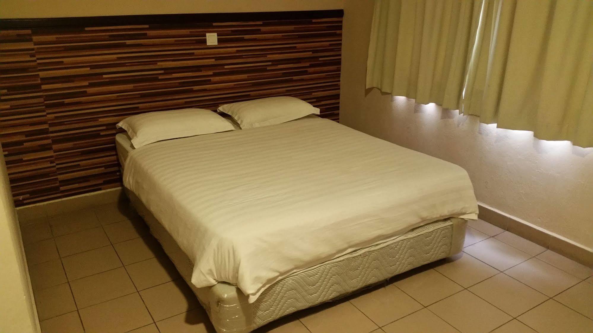 Hotel Iskandar Кота-Кинабалу Экстерьер фото